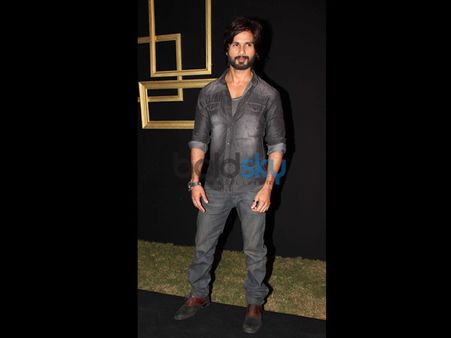 Shahid Kapur In His R...Rajkumar Look