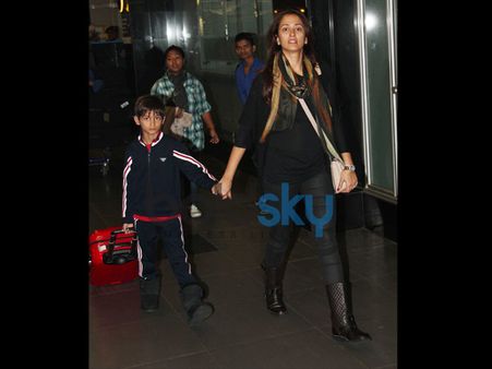 Gayatri Joshi Snapped At The Airport