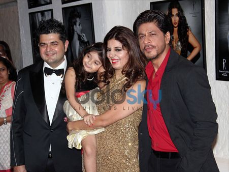 Shahrukh Khan With Dabboo's Family Shahrukh Khan With Dabboo's Family