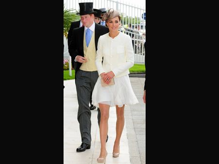 Beige Hat With Upturned Bow Beige Hat With Upturned Bow