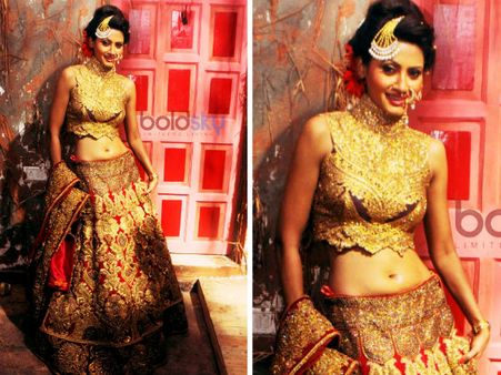 In Gold Polo Neck Choli 