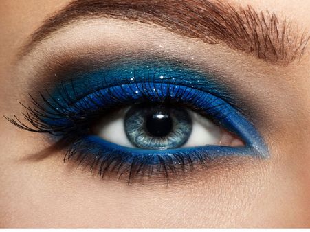 3. Blue Eye Liner And Lens