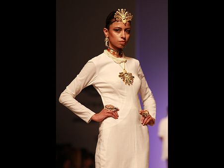 Gigantic Head Motiff