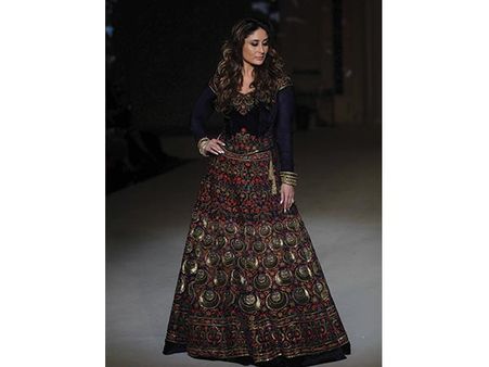 Kareena Kapoor Khan Showstopper For Rohit Bal