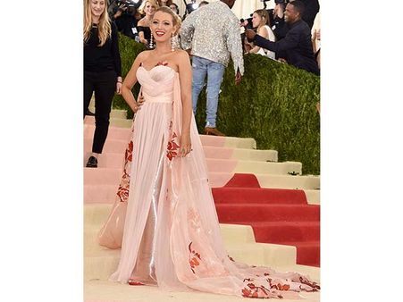 Prgenant Blake Lively In Satin 