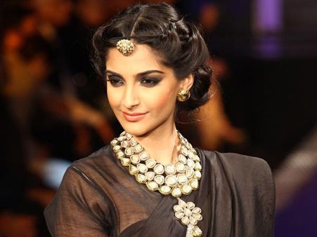5. Match Your Eye Makeup With Your Saree: 