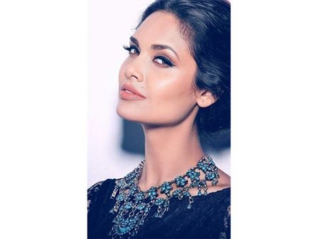 7. Esha Gupta: 