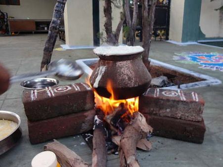 4. Pongal Pot Is A Must: 