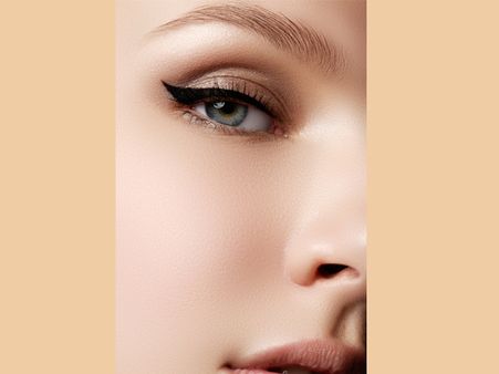 6. Difficulty In Applying An Eyeliner