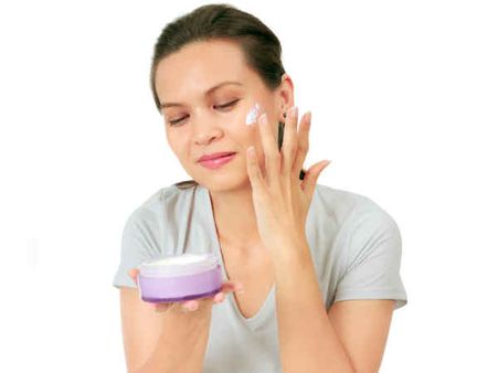 2. Don’t Use Heavy Moisturisers Or Sunscreens 