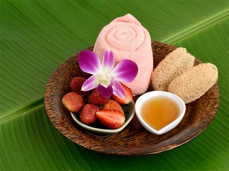 2. Apply The Mixture Of Strawberries And Honey 