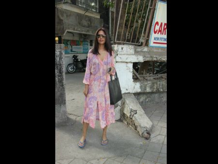 Teaming the look with a black tote and blue striped slippers, the hot-shot Esha completed her ravishing look. Teaming the look with a black tote and blue striped slippers, the hot-shot Esha completed her ravishing look.