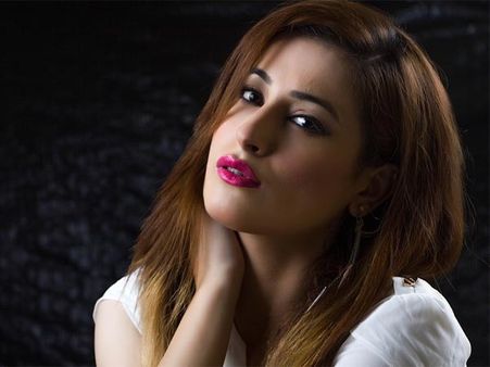 Hangover Look Tip: Colour Conscious