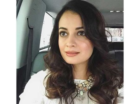 Dia Mirza: Glossy Nude Lip Colour