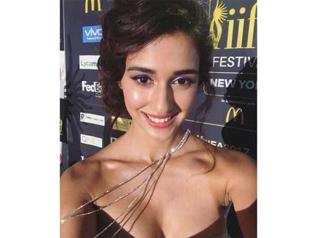 Disha Patani : Coloured Eyeliner With Shimmer Shadow