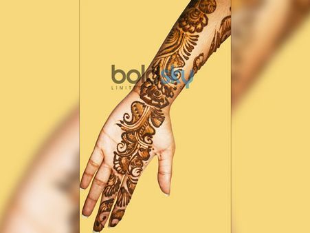 The Arabic Design Running Up The Fingers