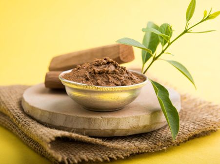 5. Tea Tree Oil + Sandalwood Powder For Oily Skin