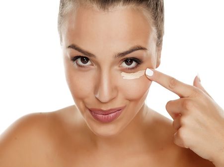 5. Combats Under-eye Bags And Dark Circles