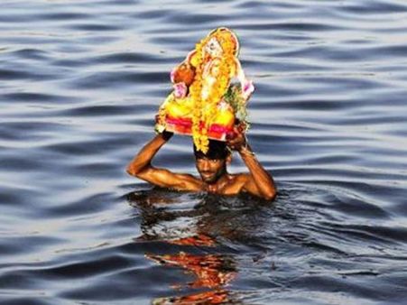 Ganesha Visarjan: Carrying The Idol