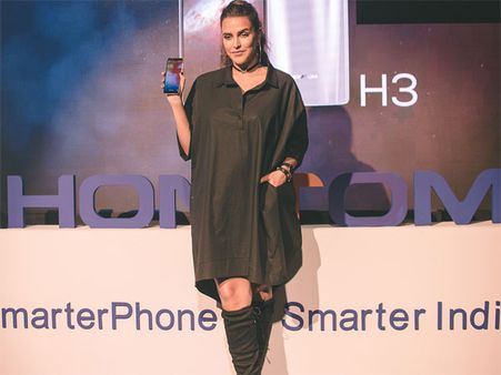  Neha Dhupia's Black Dress