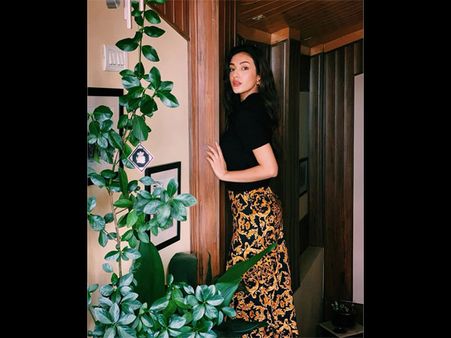 Black Top And Pencil Skirt