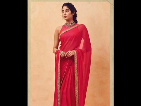 Janhvi Kapoor’s Plain Pink Sari Janhvi Kapoor’s Plain Pink Sari