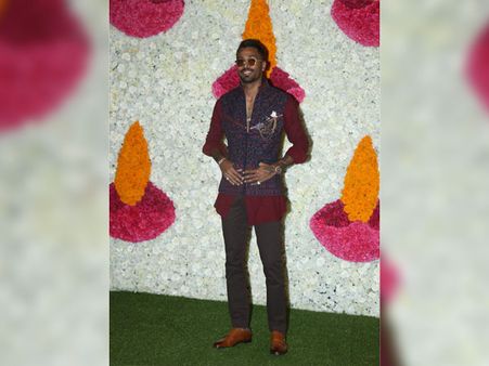 Hardik Pandya’s Red Kurta And Embroidered Waist Coat