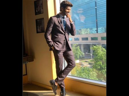 Kartik Aaryan In A Grey Panstuit