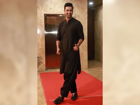 Vicky Kaushal’s Black Kurta And Dhoti Pants