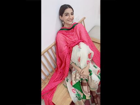 Sonam Kapoor Ahuja’s Pink Dupatta