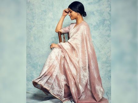 Konkona Sen Sharma In A Silver Metallic Sari