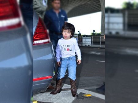 Tamiur Ali Khan In ‘I Love Mom’ Tee