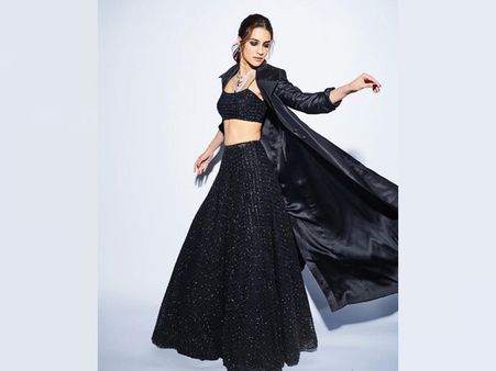 Kriti Sanon's Dazzling Black Attire Kriti Sanon's Dazzling Black Attire