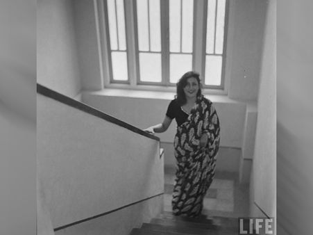 Madhubala In Leaf-patterned Sari