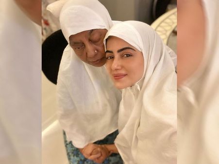 Sana Khaan In A White Dupatta