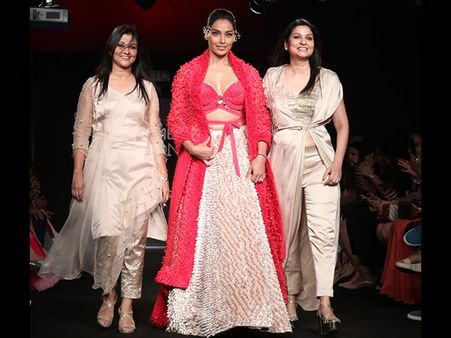 When Bipasha Basu Walked At LFW WF2018