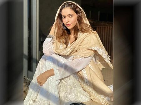 1. Front Twists of Aamna Sharif 1. Front Twists of Aamna Sharif