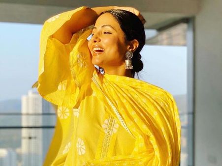 2. Low Messy Bun of Hina Khan 2. Low Messy Bun of Hina Khan