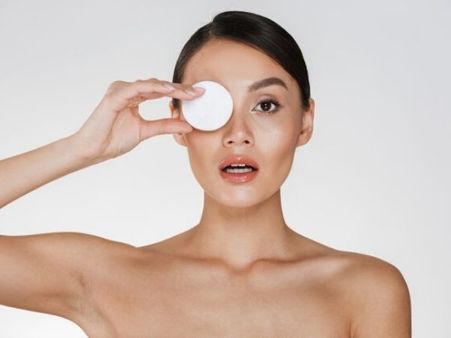 Using Facial Cleanser To Remove The Make-up