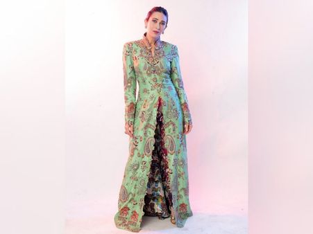 Karisma Kapoor In A Green Kurta And Red Pants