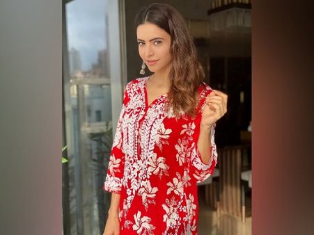 Aamna Sharif In A Red Kurti Aamna Sharif In A Red Kurti