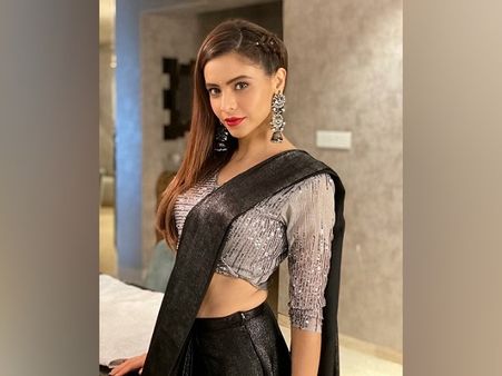 Aamna Sharif In A Black Saree