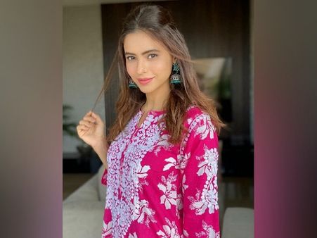 Aamna Sharif In A Pink Kurti Aamna Sharif In A Pink Kurti