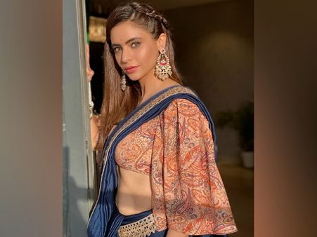 Aamna Sharif In A Blue Saree