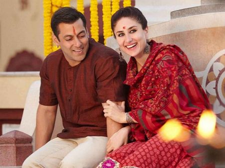 Kareena Kapoor In A Red Printed Suit Kareena Kapoor In A Red Printed Suit