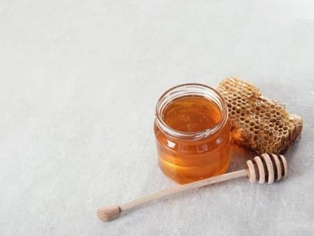 2. Aloe vera and honey 2. Aloe vera and honey