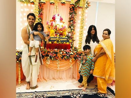 Tusshar Kapoor In A White Dhoti And Dupatta