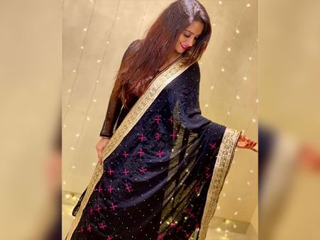 Dipika Kakar In A Midnight-Blue Suit