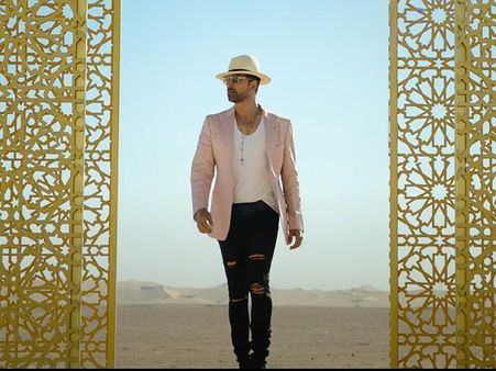 Akshay Kumar In A Pink Blazer And Black Jeans