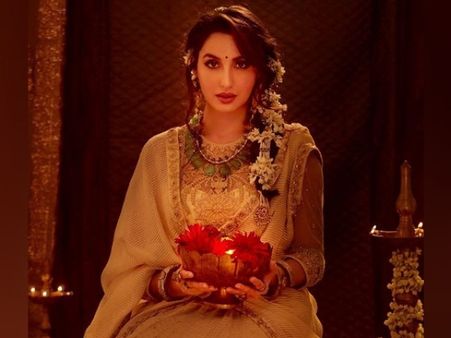Nora Fatehi’s Side Braid With Flower Accessories